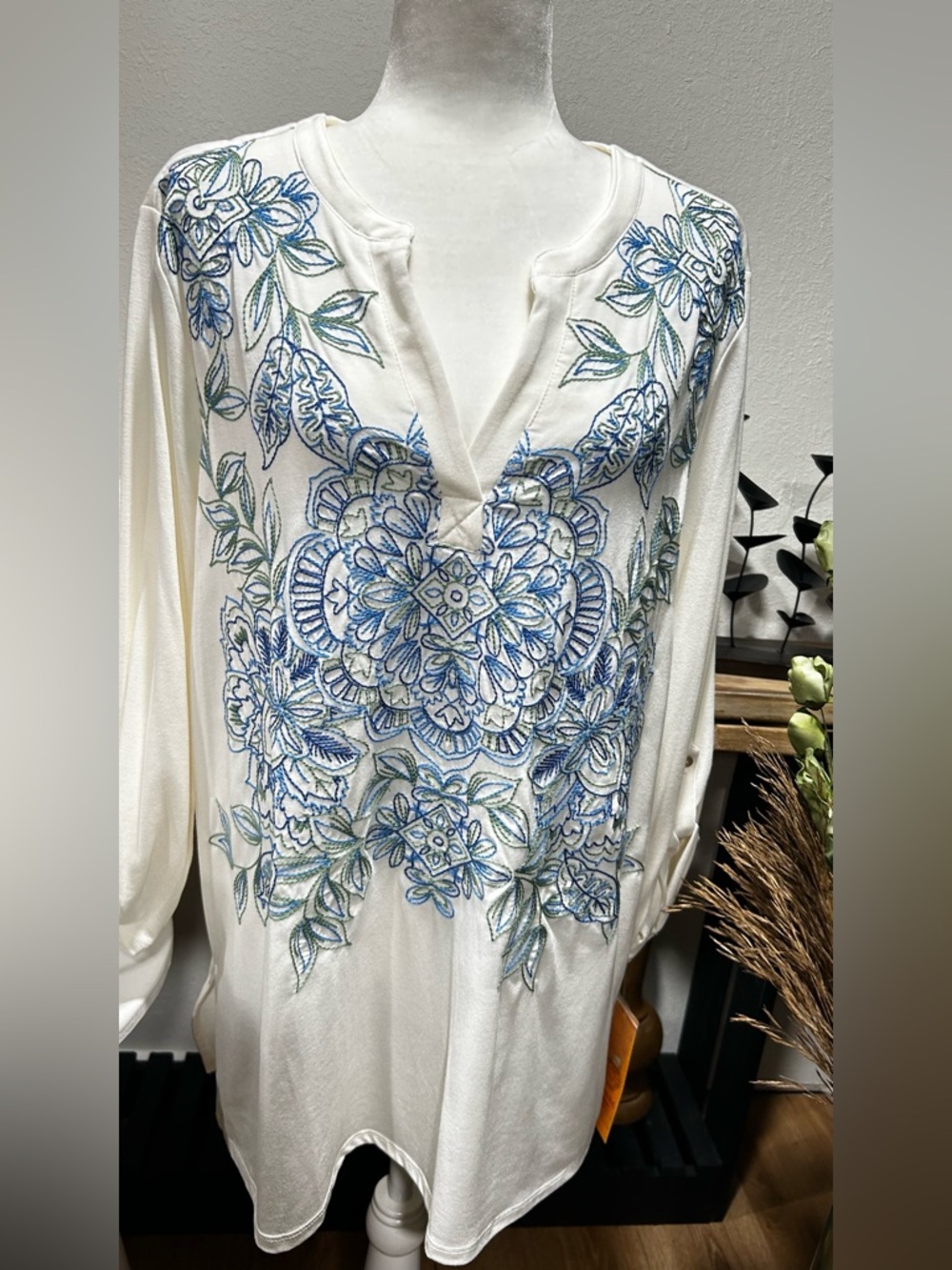 Ruby Rd. Woman Embroidered cream  Floral V-Neck Tunic Top size 1X NWT